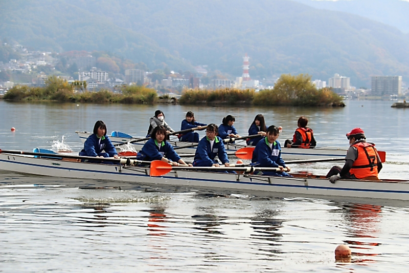 就学旅行 諏訪湖で力合わせてボート体験 長野市裾花中３年５組 信濃毎日新聞デジタル