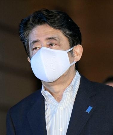 首相、「アベノマスク」着けず 布製の大きいサイズ使用｜信濃毎日新聞