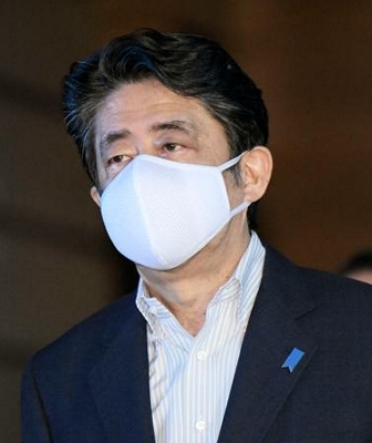 首相、「アベノマスク」着けず 布製の大きいサイズ使用｜信濃毎日新聞