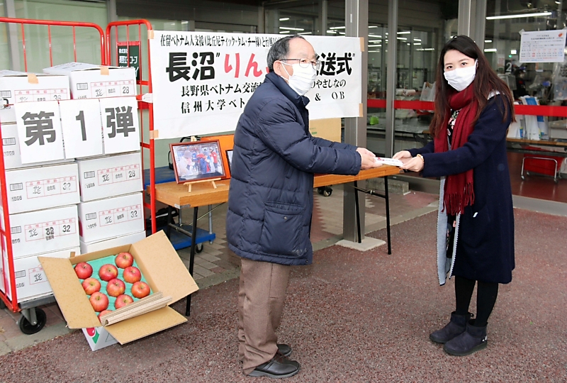 困窮ベトナム人に長沼のリンゴ 県交流協会が埼玉の寺に贈る 信毎web 信濃毎日新聞