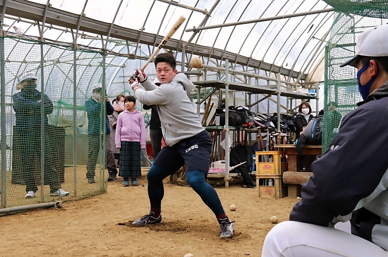 牧先輩を若穂シニア激励 腕を磨いた「思い出の場所」で｜信濃毎日新聞