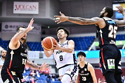 大阪―信州　第１クオーター、ゴール下に攻め込む信州・西山