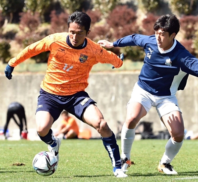 ＡＣ長野―産業能率大　後半、前線で攻撃の起点となったＡＣ長野・金園（左）