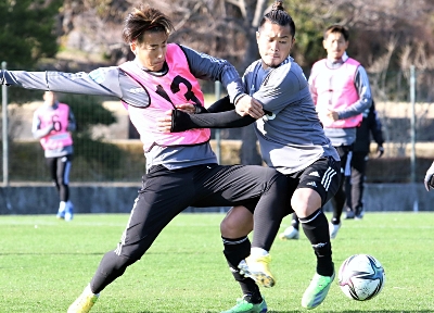 京都戦に向けた練習で競り合う松本山雅の外山（左）と田中パ