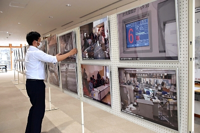 県北部地震の被災当時の状況を伝える写真展＝４日、栄村役場