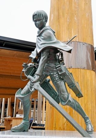 進撃の巨人、リヴァイ兵士長銅像 作者出身地、大分・日田駅前に｜信濃