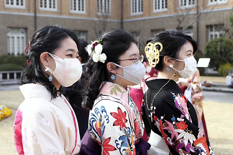 津田塾大の卒業式 飯田の 水引 がマスク彩る 学生と地元が考案 信毎web 信濃毎日新聞