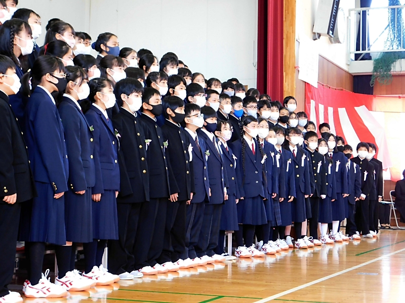 巣立ちの春 仲間と共に 県内公立小 卒業式ピーク 信毎web 信濃毎日新聞