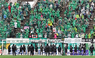 喜ぶ山雅サポーター 今季初勝利に 待ちに待った 信濃毎日新聞デジタル 信州 長野県のニュースサイト 喜ぶ山雅サポーター 今季初勝利に 待ちに待った 信濃毎日新聞デジタル 信州 長野県のニュースサイト