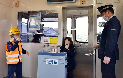 上田電鉄別所線、児童が車掌体験 制服着てアナウンス｜信濃毎日新聞