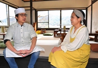 住民と一緒に改装した店内で、目標を語り合う岸野さん夫妻