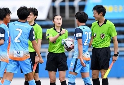 jリーグ 史上初の女性主審 山下良美審判員 j3で笛 信濃毎日新聞デジタル 信州 長野県のニュースサイト jリーグ 史上初の女性主審 山下良美審判員 j3で笛 信濃毎日新聞デジタル 信州 長野県のニュースサイト