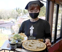 「木守り」（左下）や山菜の天ぷらなどをセットにした「清明そば」