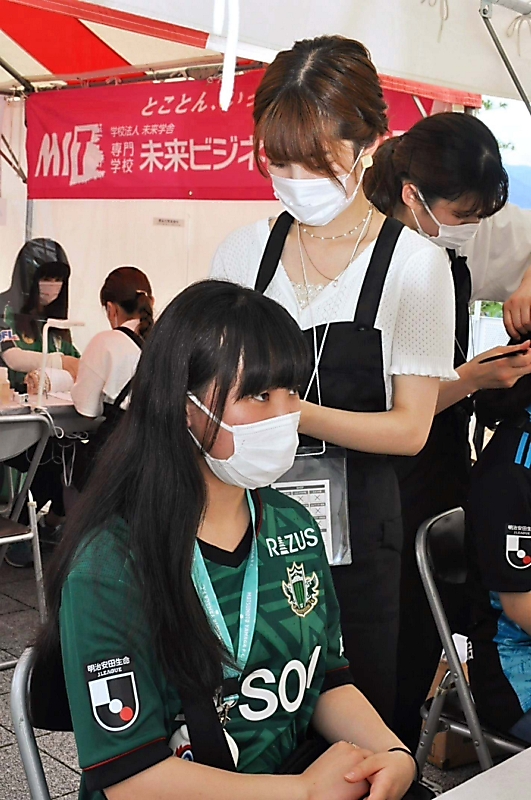 ヘアアレンジ ネイルアートで盛り上げ 松本の専門学校生 山雅ホーム戦会場で 信毎web 信濃毎日新聞