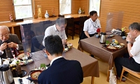 雪室で熟成させた実から作ったそばを「棚田の杜ほくずい」で食べる人たち