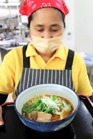 佐久鯉を使ったかまぼこ（右の薄緑色）などがトッピングされている「華山椒そば」