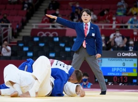 五輪柔道の女性審判、毅然と裁く 天野さん、栄えある畳｜信濃毎日新聞