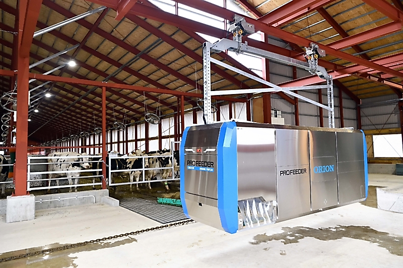 オリオン機械 牛に優しい牛舎用 給餌機 開発 動物福祉需要に対応 遠隔で状態確認 信毎web 信濃毎日新聞