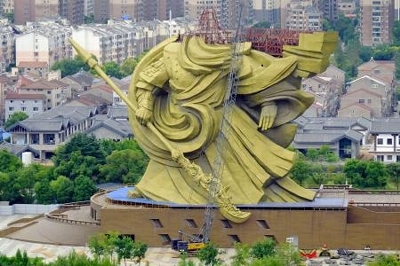 中国、巨大な関羽像撤去 無駄な公共事業に55億円｜信濃毎日新聞
