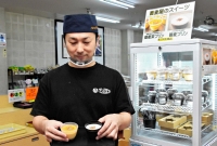 房子さんの味をアレンジしたプリンを手にする翔さん