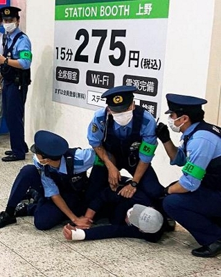 上野駅で男性2人刺される 殺人未遂容疑で45歳男逮捕｜信濃毎日新聞