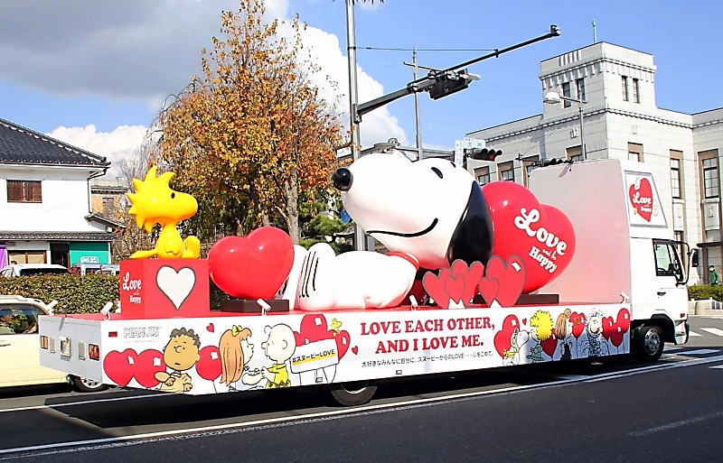 長野市を駆け抜ける スヌーピー トラック 振りまくのはｌｏｖｅ 信濃毎日新聞デジタル