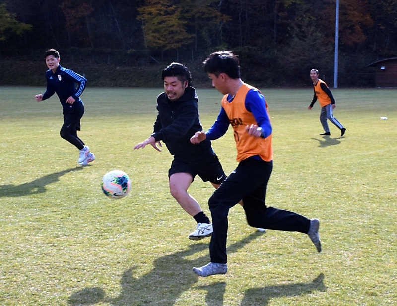 五色のメビウス 川上でサッカー交流 日越戦 農業支えた元実習生の思い出作り 信濃毎日新聞デジタル