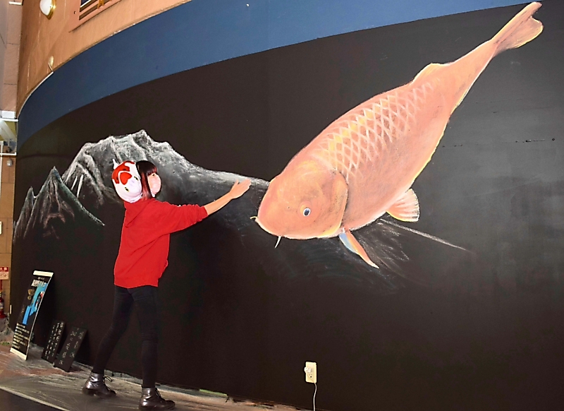 コイの大作 佐久で描くぞ 安曇野出身の錦鯉野さん 制作開始｜信濃毎日