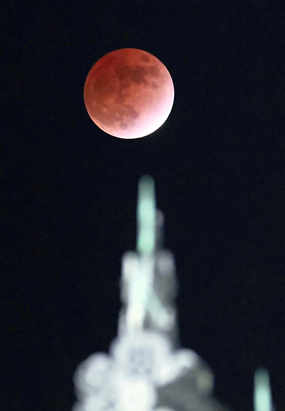 晩秋の宵 赤銅色の ほぼ皆既 月食 長野県内でも各地で姿を捉える 信毎web 信濃毎日新聞