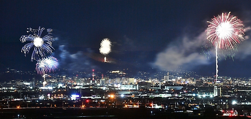 長野の夜空彩った８０００発の花火 えびす講煙火 新型コロナ対策で分散打ち上げ 信濃毎日新聞デジタル