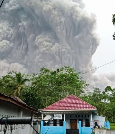 ジャワ島東部で噴火、14人死亡 インドネシア、50人超けが｜信濃