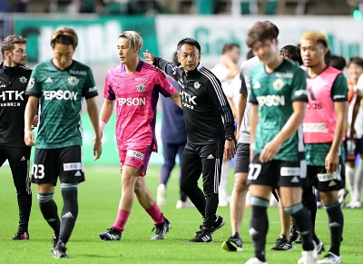 松本山雅 ｊ１０年目の迷走 揺らいだ方向性 悪循環 現場とフロント統一感欠いた刷新 信濃毎日新聞デジタル