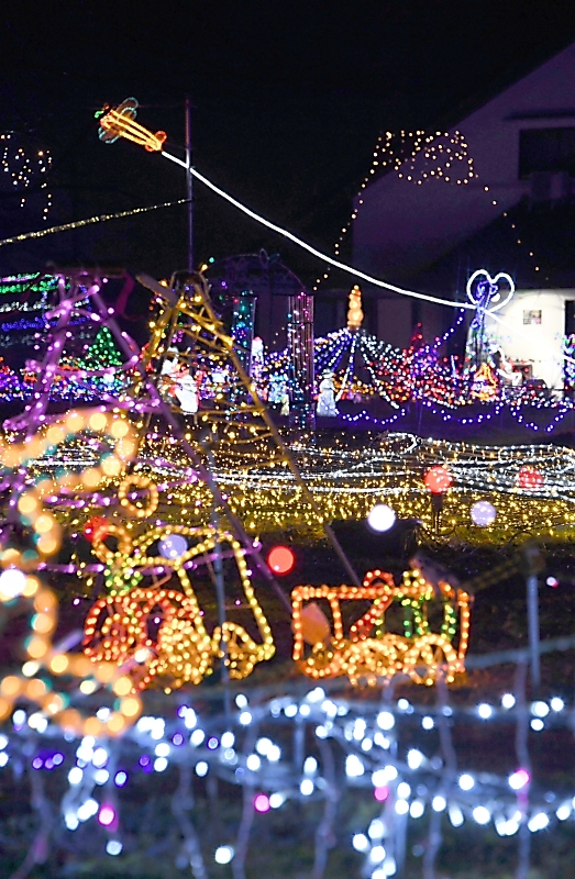 飛行機やサンタクロース 「安曇野の里」でイルミネーション 遊び心を