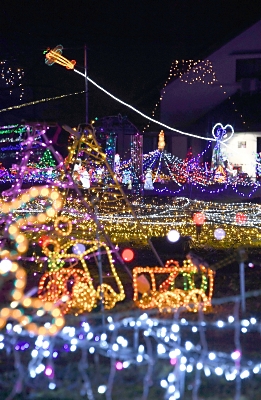飛行機やサンタクロース 「安曇野の里」でイルミネーション 遊び心を