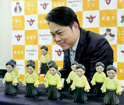 歌手の三山ひろしフィギュア完成 ふるさと納税返礼品に｜信濃