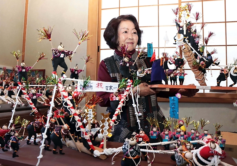 御柱祭の躍動感 諏訪の原田鶴子さんが「御柱人形」制作 ｜信濃毎日新聞