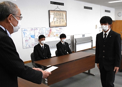 市立長野高 全国高校サッカー初出場へ 須坂在住の監督と選手が市長に抱負 地域の期待に応えたい 信濃毎日新聞デジタル