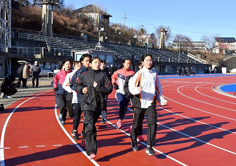 伊那市陸上競技場の改修完了 全国女子駅伝の長野チームが試走 第2種公認で公式記録認定も復活|信濃毎日新聞デジタル 信州・長野県のニュースサイト 伊那市陸上競技場の改修完了 全国女子駅伝の長野チームが試走 第2種公認で公式記録認定も復活|信濃毎日新聞デジタル 信州・長野県のニュースサイト