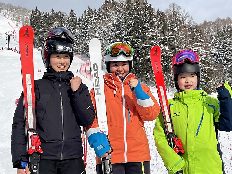全国中学スキー 女子大回転 競い合い長野県勢1、2、3位 □距離や