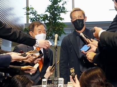 首相 本田圭佑選手と面会 政界転身 今は興味なし 信濃毎日新聞デジタル 信州 長野県のニュースサイト