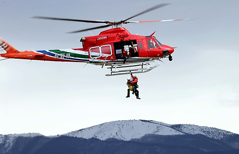 働くヘリ 長野 アルプス 消防ヘリ 救助 長野県消防防災航空センターが訓練公開 ヘリ墜落事故5年を前に｜信濃
