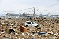 津波による被害を受けた仙台市若林区の荒浜地区周辺。車やたんすなどのがれきが水田に散乱していた＝２０１１年３月１５日