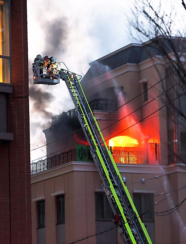 松本の中心市街地で建物火災 救出の女性２人 病院へ搬送 周囲は一時騒然に 動画もあります 信濃毎日新聞デジタル 信州 長野県のニュースサイト