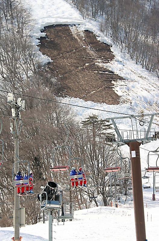長野県内10地点で気温20度超 営業前のスキー場で雪崩 下草火災