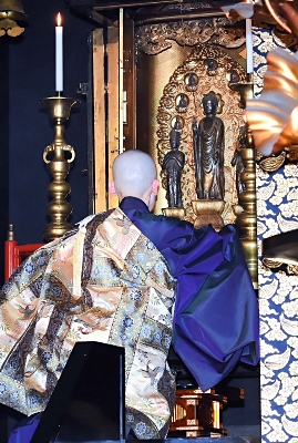 善光寺御開帳が閉幕 前立本尊 名残惜しむ拍手 ２０１５年６月１日付朝刊 信濃毎日新聞デジタル 信州 長野県のニュースサイト