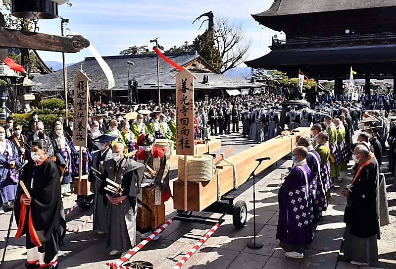 善光寺御開帳まで1週間 回向柱を奉納 長野市松代町の寄進建立会｜信濃