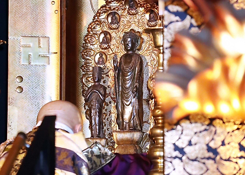 善光寺御開帳が開幕 前立本尊の厨子開き おお と感嘆の声 信濃毎日新聞デジタル 信州 長野県のニュースサイト