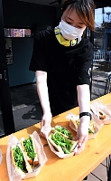 解凍したパンとベジ・ドリームの生野菜をふんだんに使ったサンドイッチ