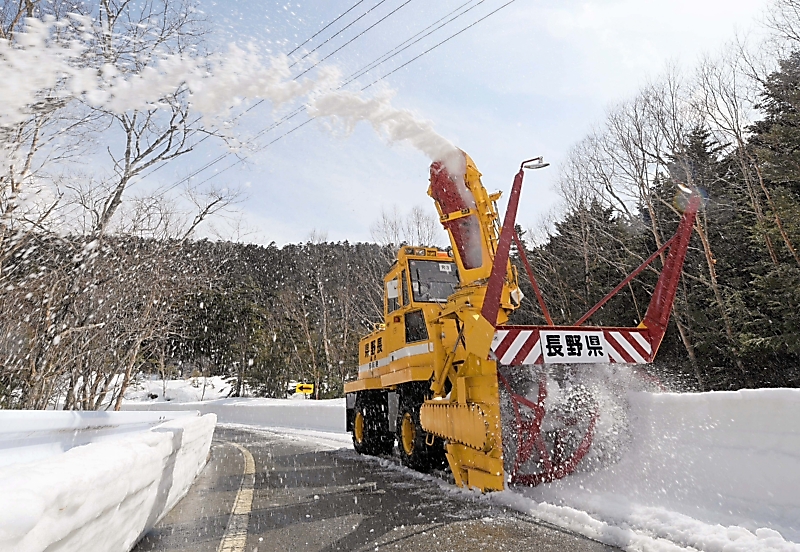 佐久穂・茅野境の麦草峠で除雪車の運転講習 残雪1・5メートル 国道