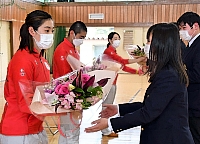 花束を受け取る（手前左から）神長汐音、菊池耕太、菊池純礼の各選手